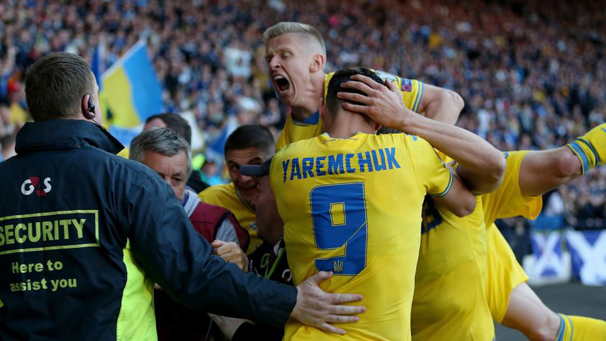 Zinchenko y los jugadores de Ucrania celebran uno de sus goles.