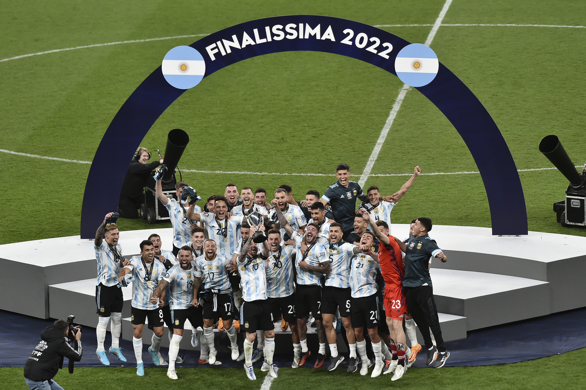Los jugadores argentinos levanta el trofeo de la Finalissima