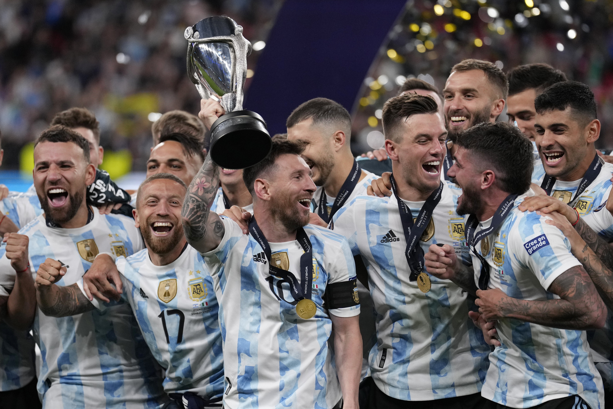 Leo Messi festeja el ttulo con sus compaeros.