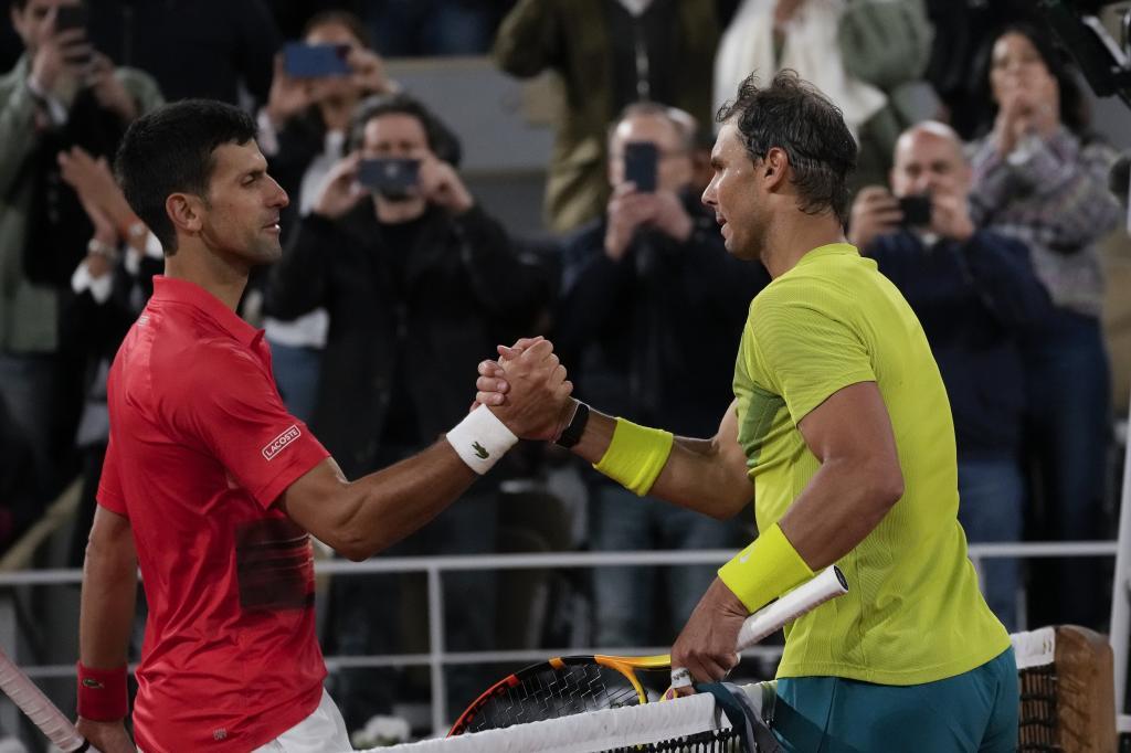 Rafa Nadal y Novak Djokovic se saludan tras acabar el partido de cuartos.
