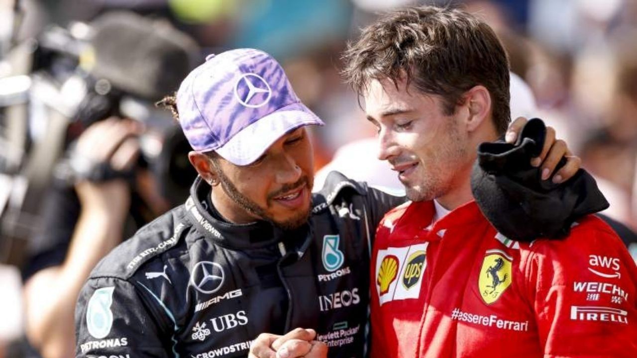 Hamilton, hablabdo con Leclerc después de una carrera.