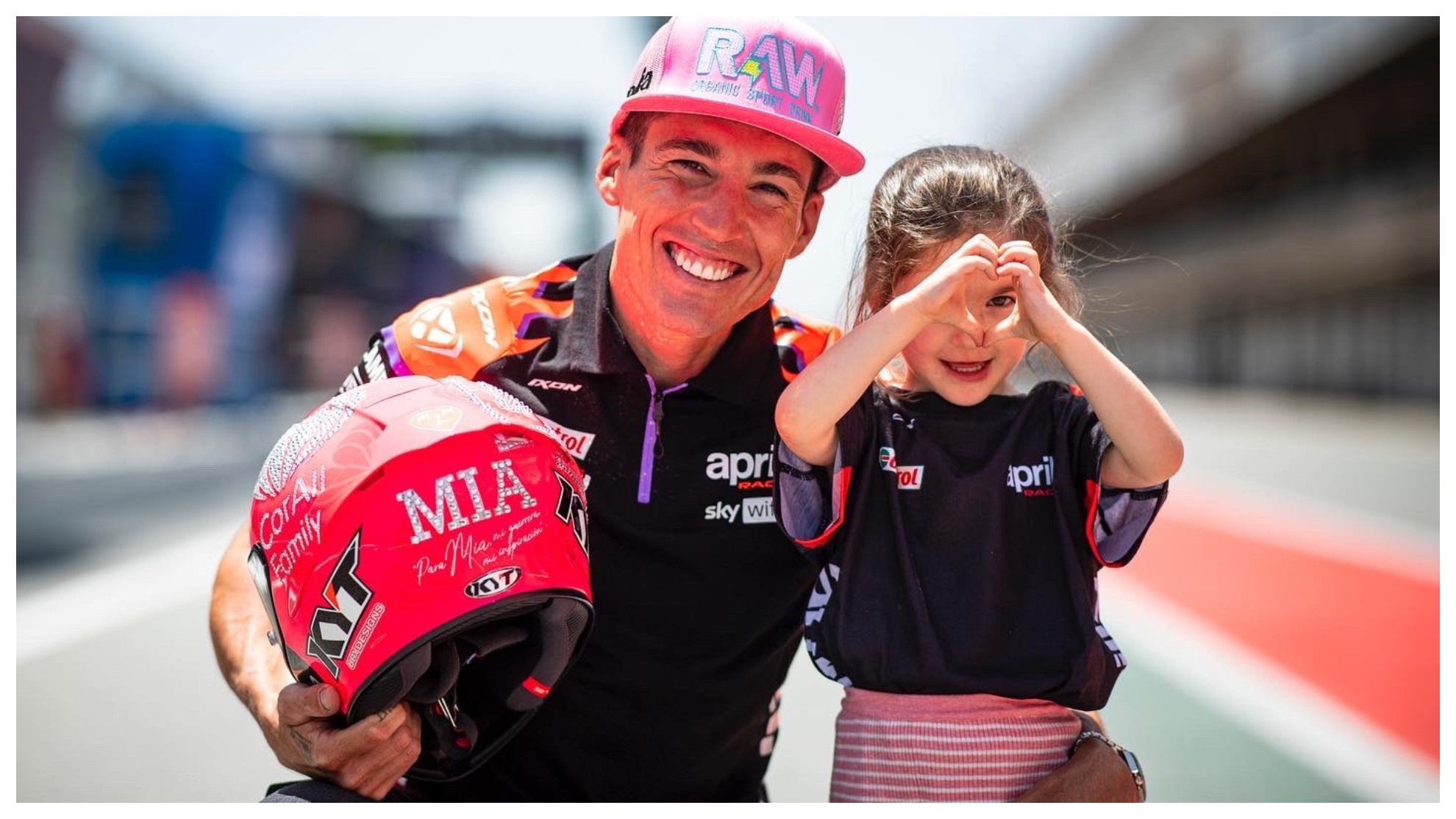 Aleix Espargaró, con el casco especial y su hija Mia.