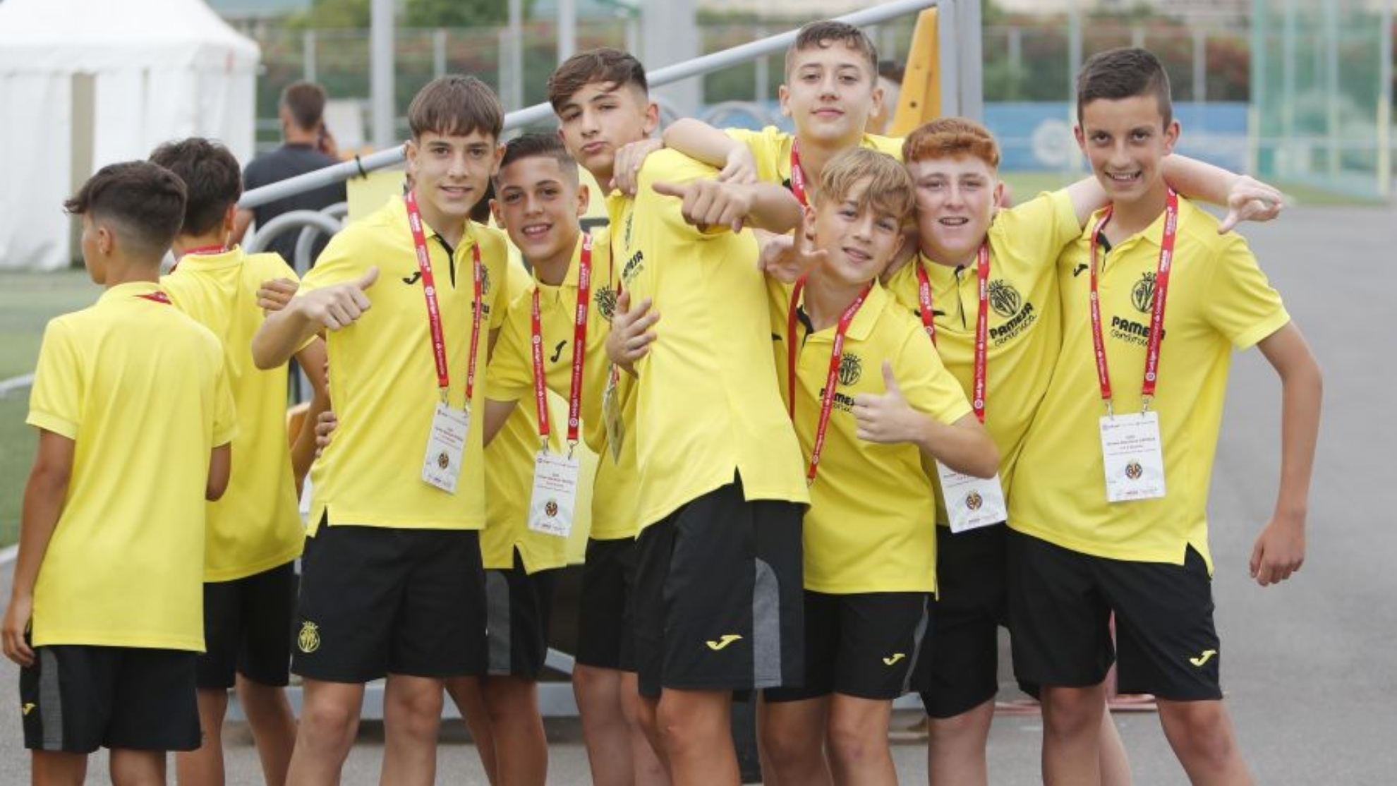 Los chavales del Villarreal durante la presentación del torneo.