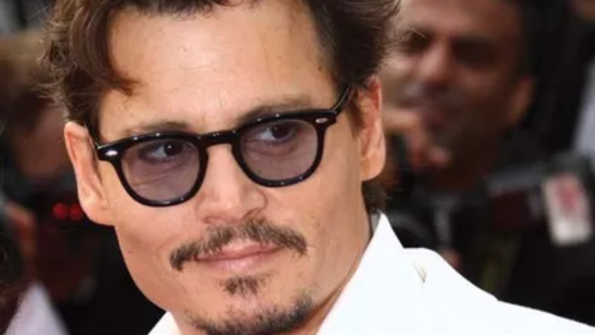 Así celebra, por todo lo alto, Johnny Depp su victoria: de fiesta en un pub británico.
