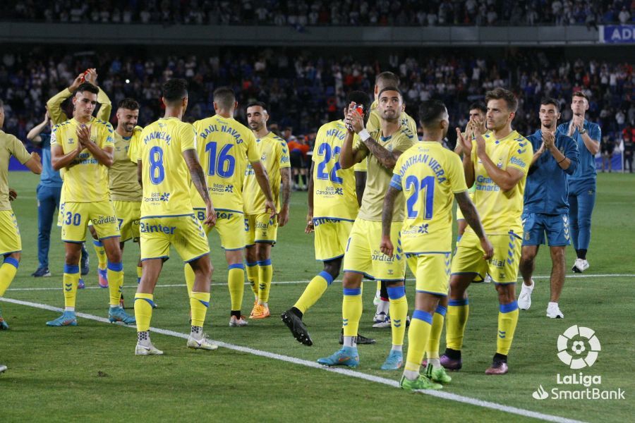 Los jugadores de Las Palmas saludan a su aficin tras la derrota en el Heliodoro