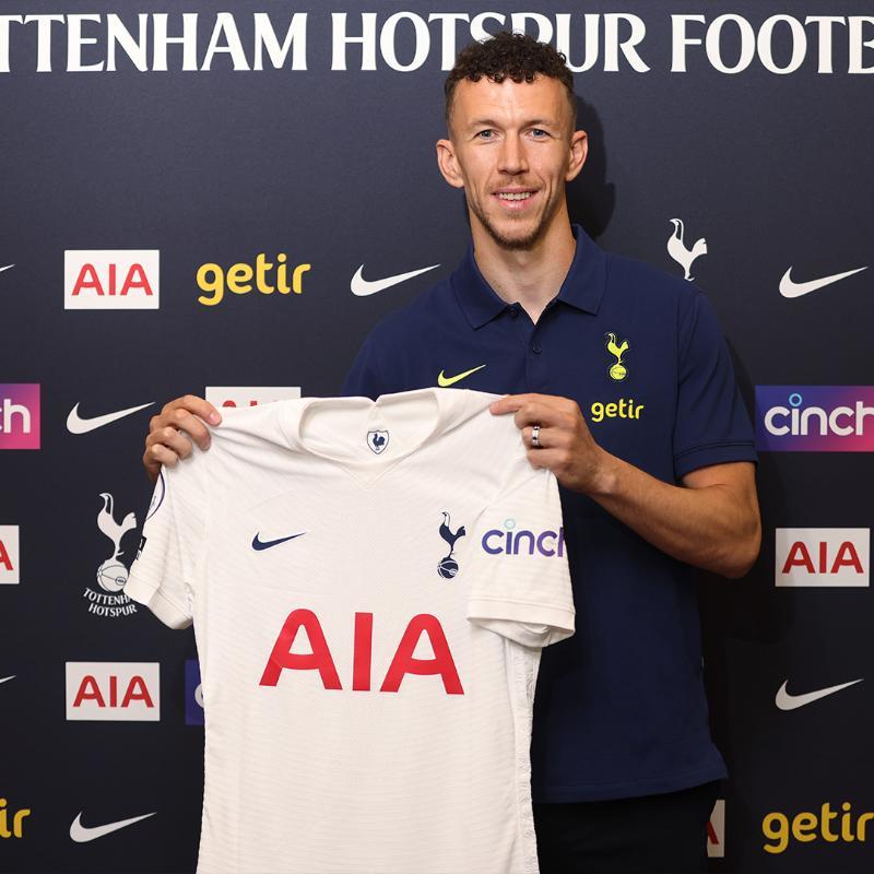 Ivan Perisic muestra la camiseta de su nuevo equipo, el Tottenham.