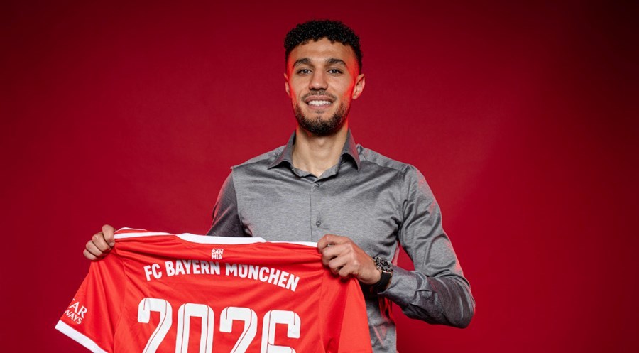 Mazraoui posa con la maglia del Bayern.