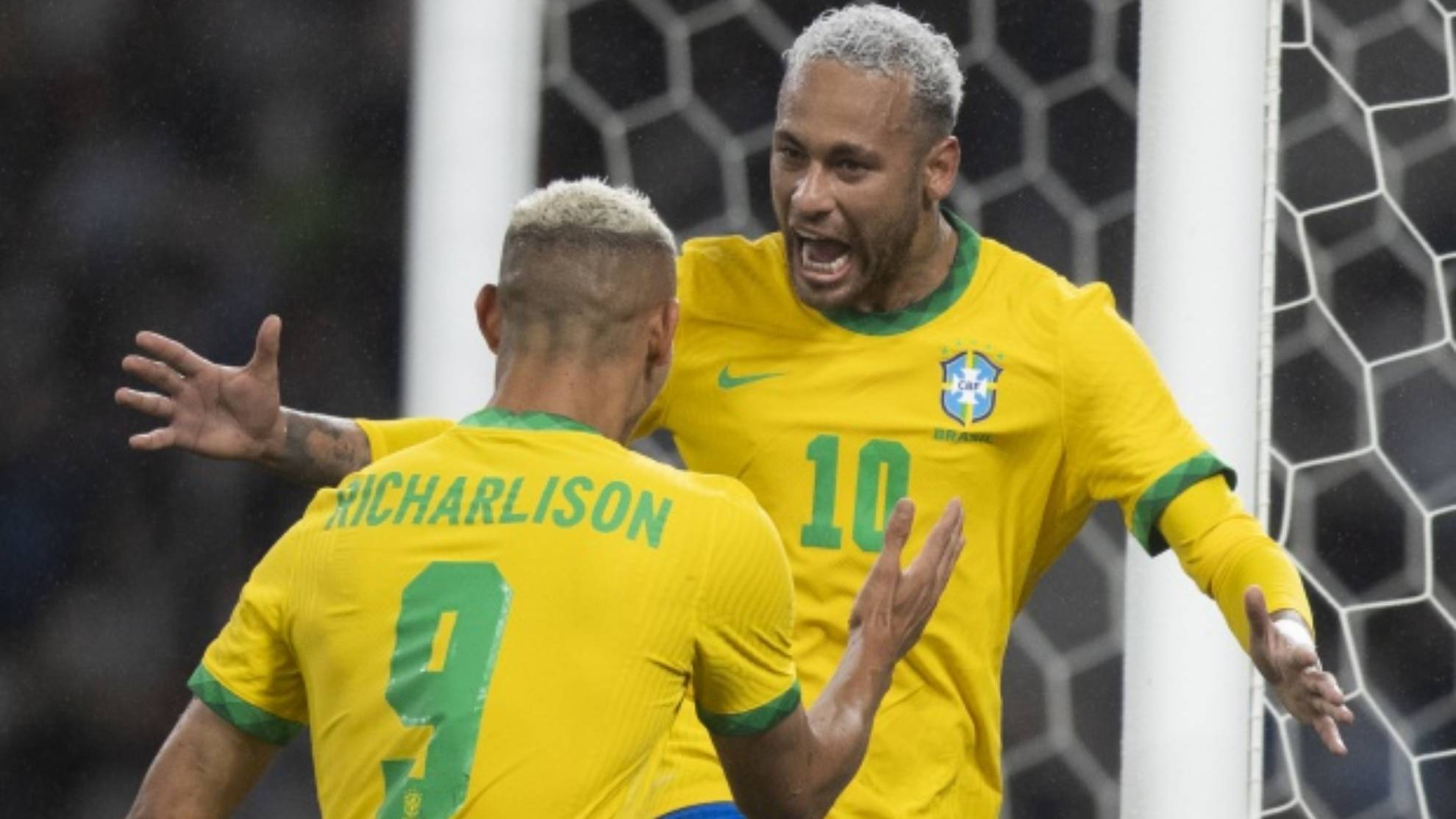 Neymar, celebrando su gol de penalti a Japón