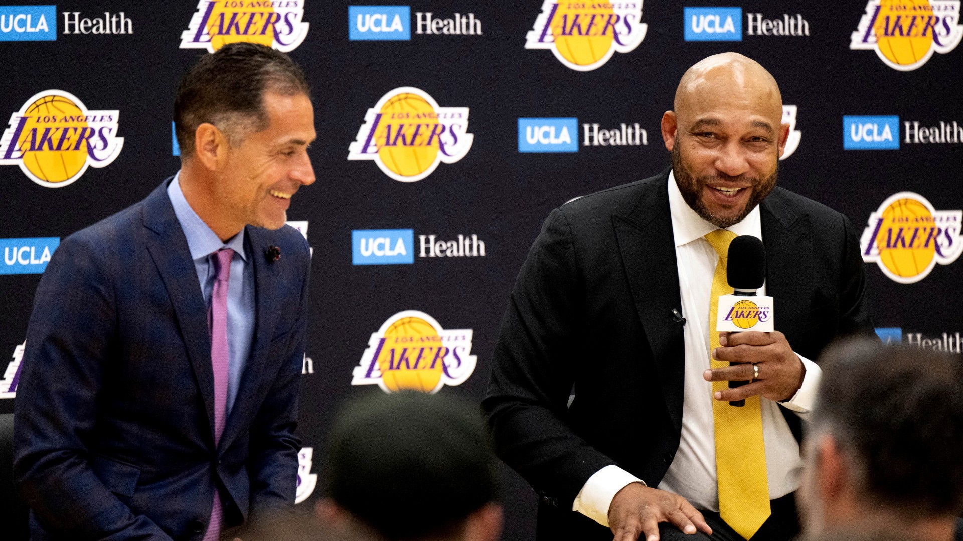 Darvin Ham, a la derecha, junto a Rob Pelinka, mánager general de los Lakers.