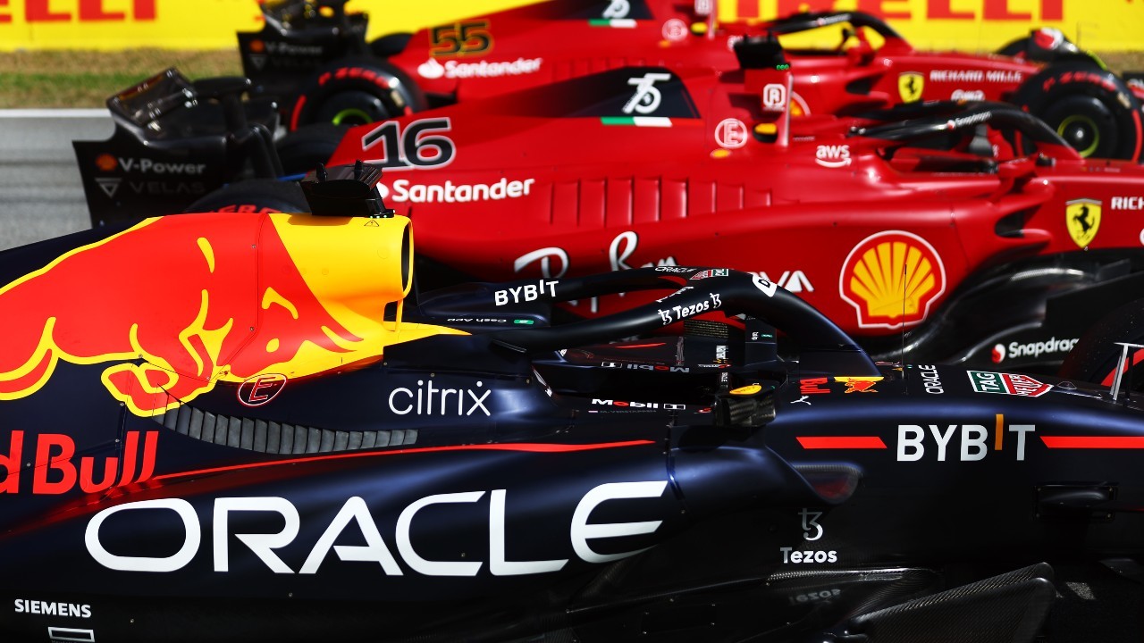 El Red Bull de Verstappen delante de los Ferrari de leclerc y Sainz