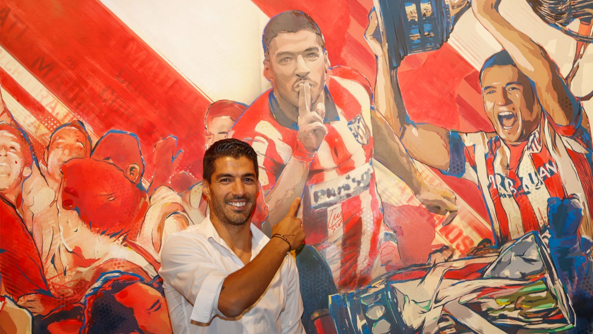 Luis Suárez delante de su mural en Territorio Atleti