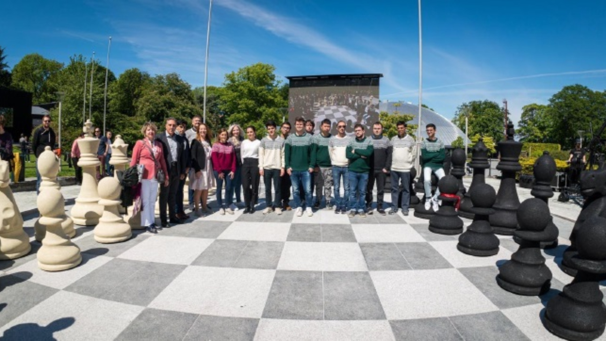El Campeón Mundial regala a Noruega el Ajedrez más grande del mundo y está fabricado en España