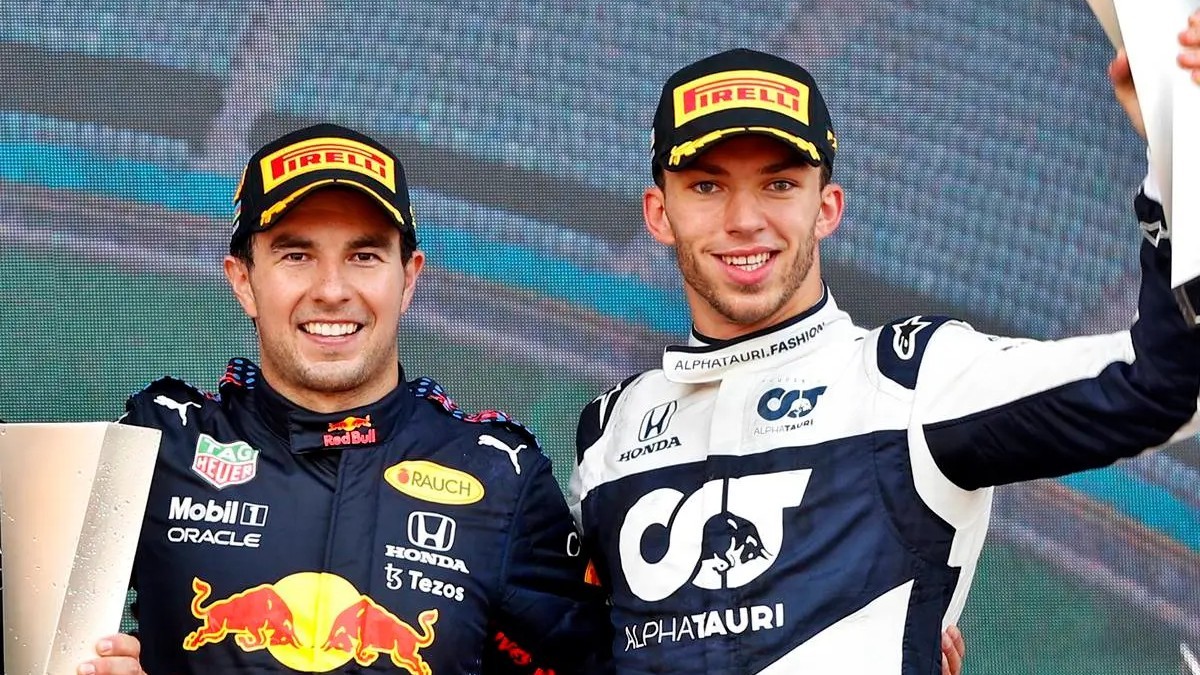Checo y Gasly, en el podio del GP de Azerbaiyán 2021.