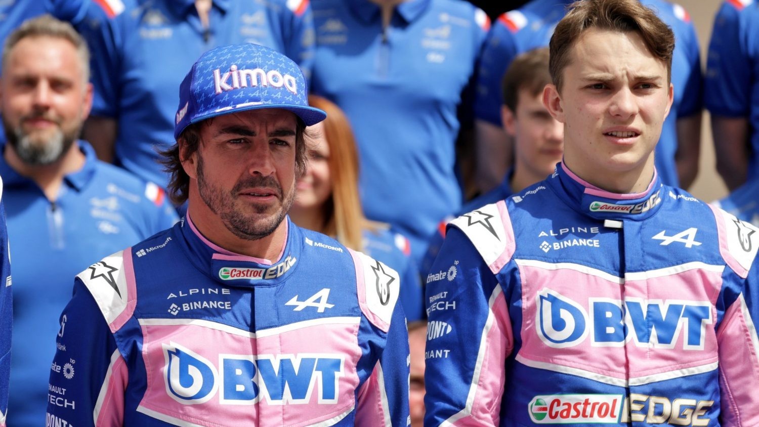 Fernando Alonso y Oscar Piastri en la foto de familia de Alpine F2 de inicio de temporada.