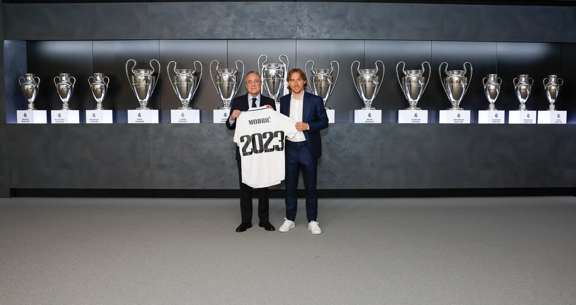 Florentino Pérez junto a Luka Modric con las catorce Copas de Europa a su espalda.