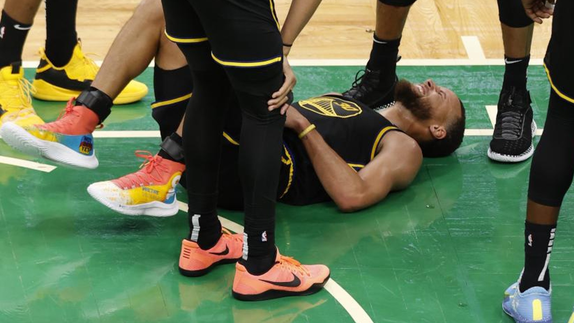 Stephen Curry se duele en el suelo después de que Horford le cayera encima.