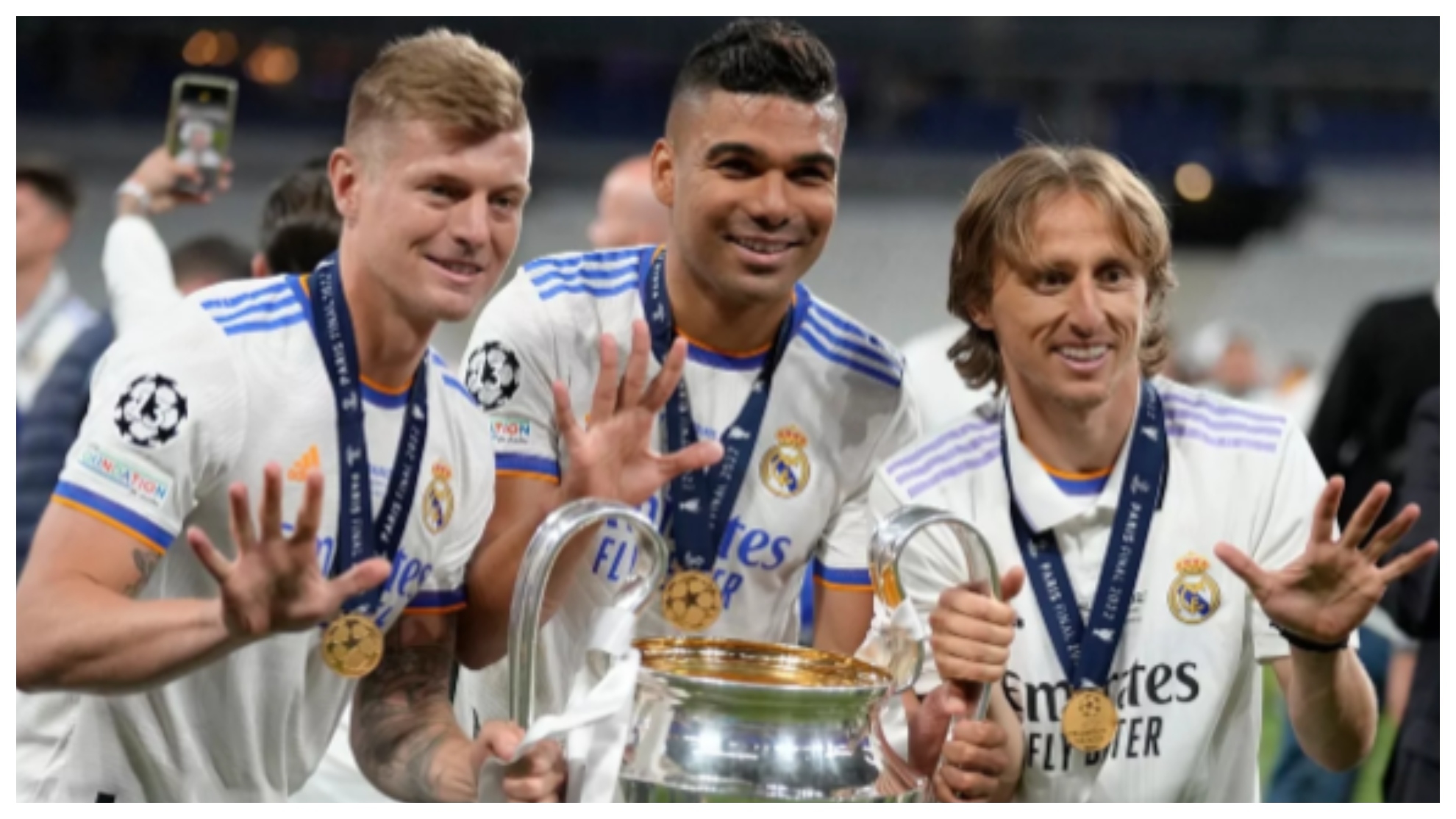 La medular blanca, posando con la 14ª Champions conquistada por el Real Madrid