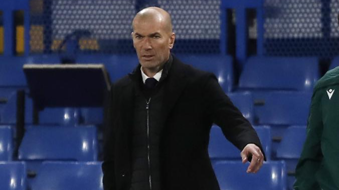 Zidane, en la banda durante un encuentro con el Real Madrid.