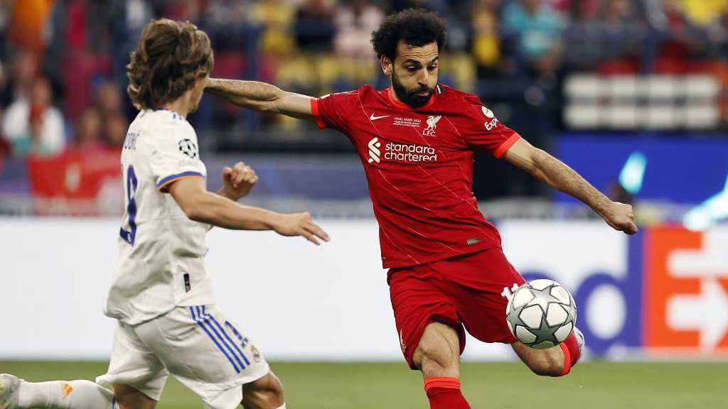 Salah se dispone a golpear el balón ante Modric en la final de la Champions.
