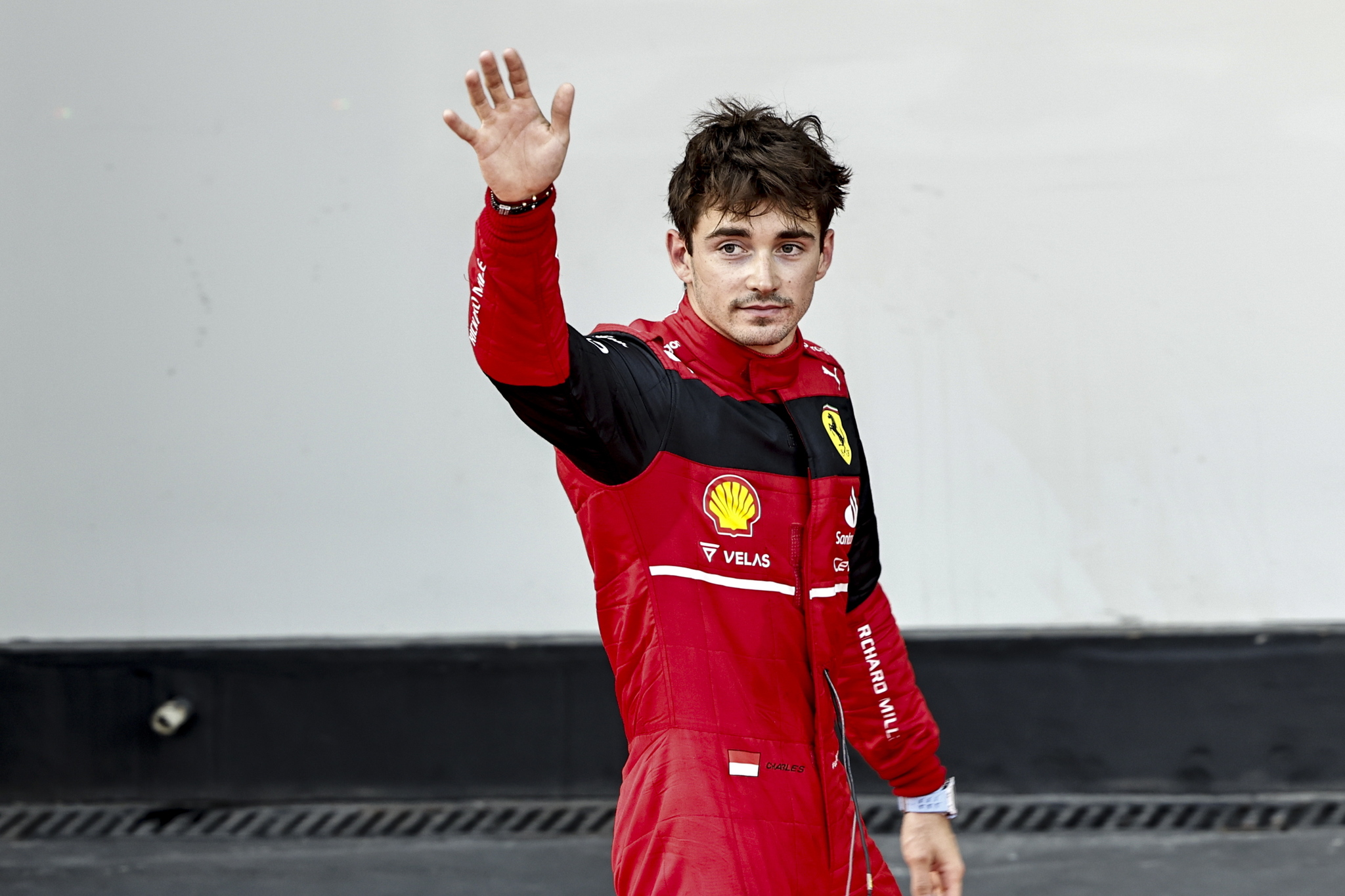 Leclerc celebra su 'pole' en Bak.