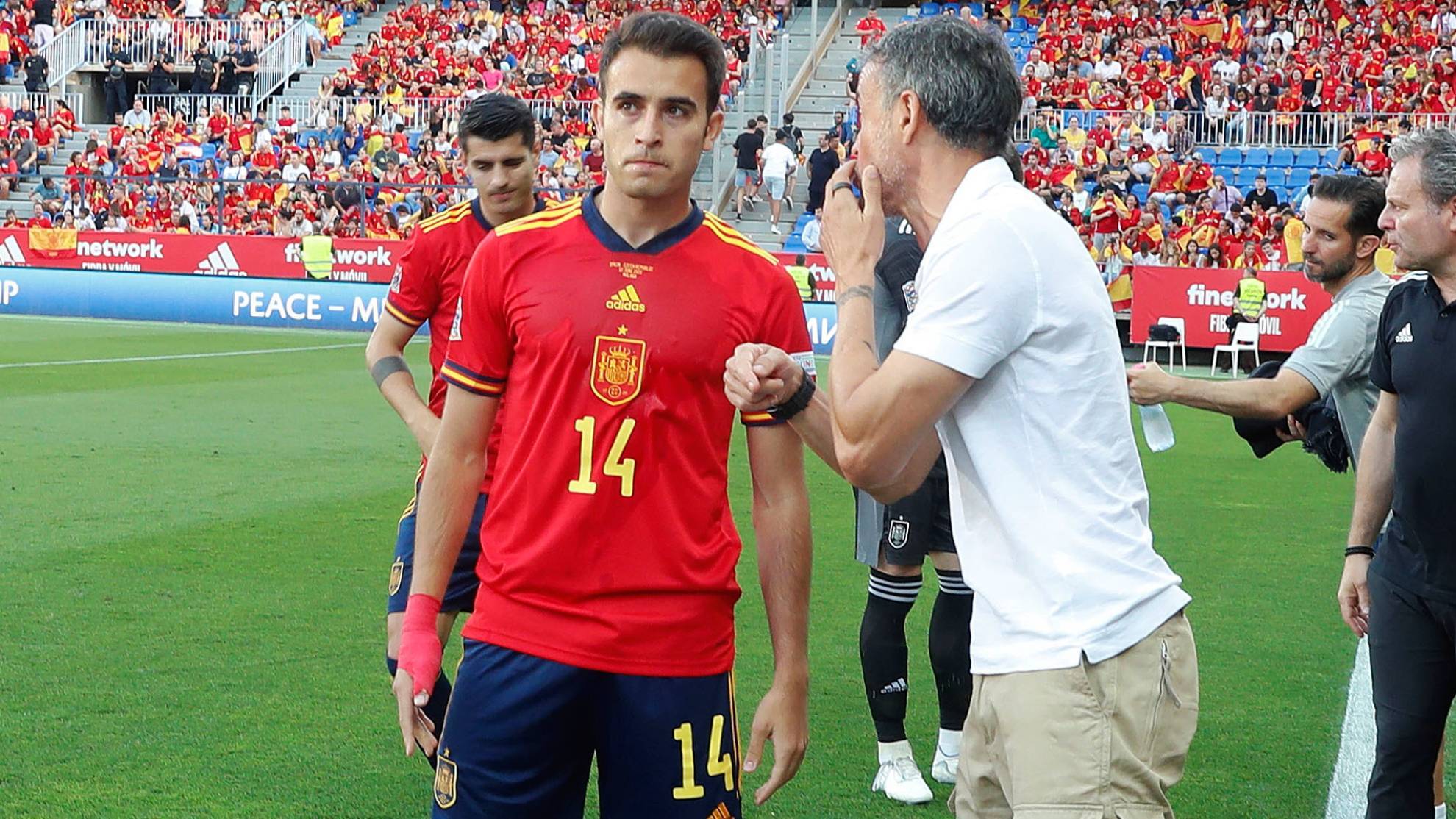 Eric García recibe instrucciones de Luis Enrique.