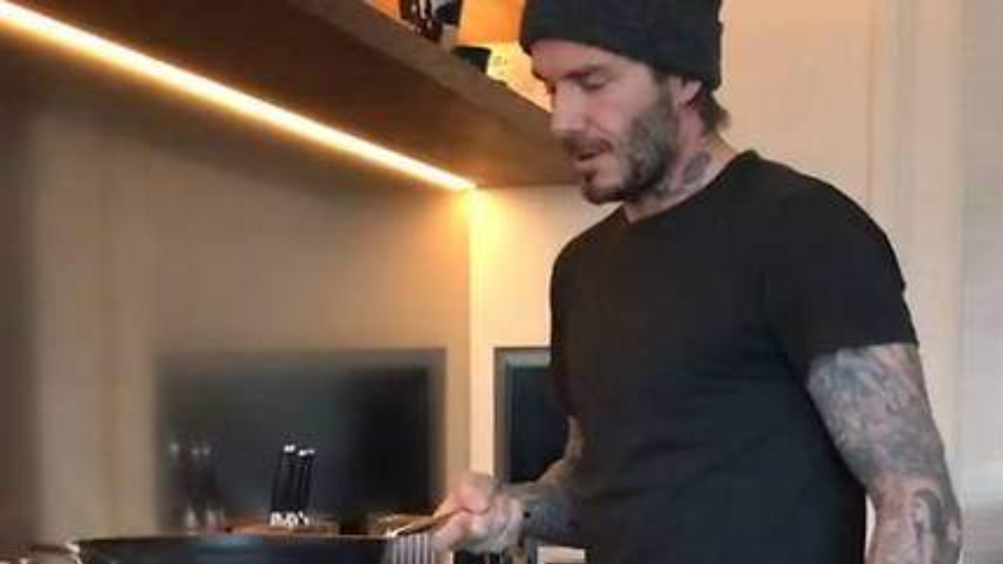 Beckham habla de cómo cocina su particular paella: "Con pollo, calamar, gambas...".