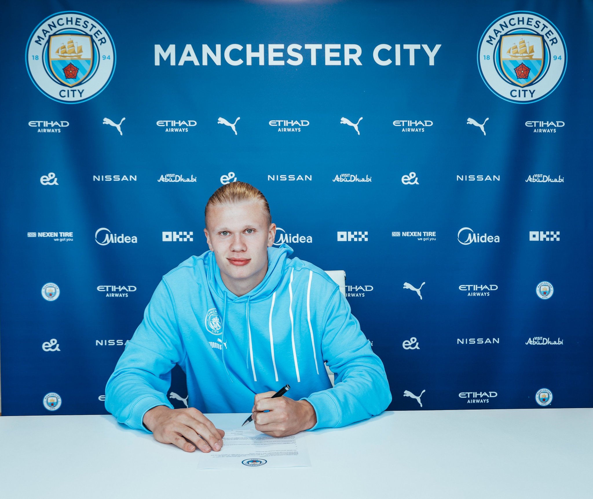 Haaland estampa su firma con el Manchester City.