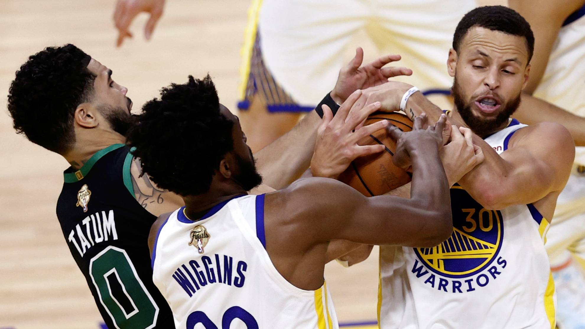 Los Warriors del peor Curry ganan a los Celtics y rozan el anillo de campeones gracias al advenimiento de su 'Mesías'