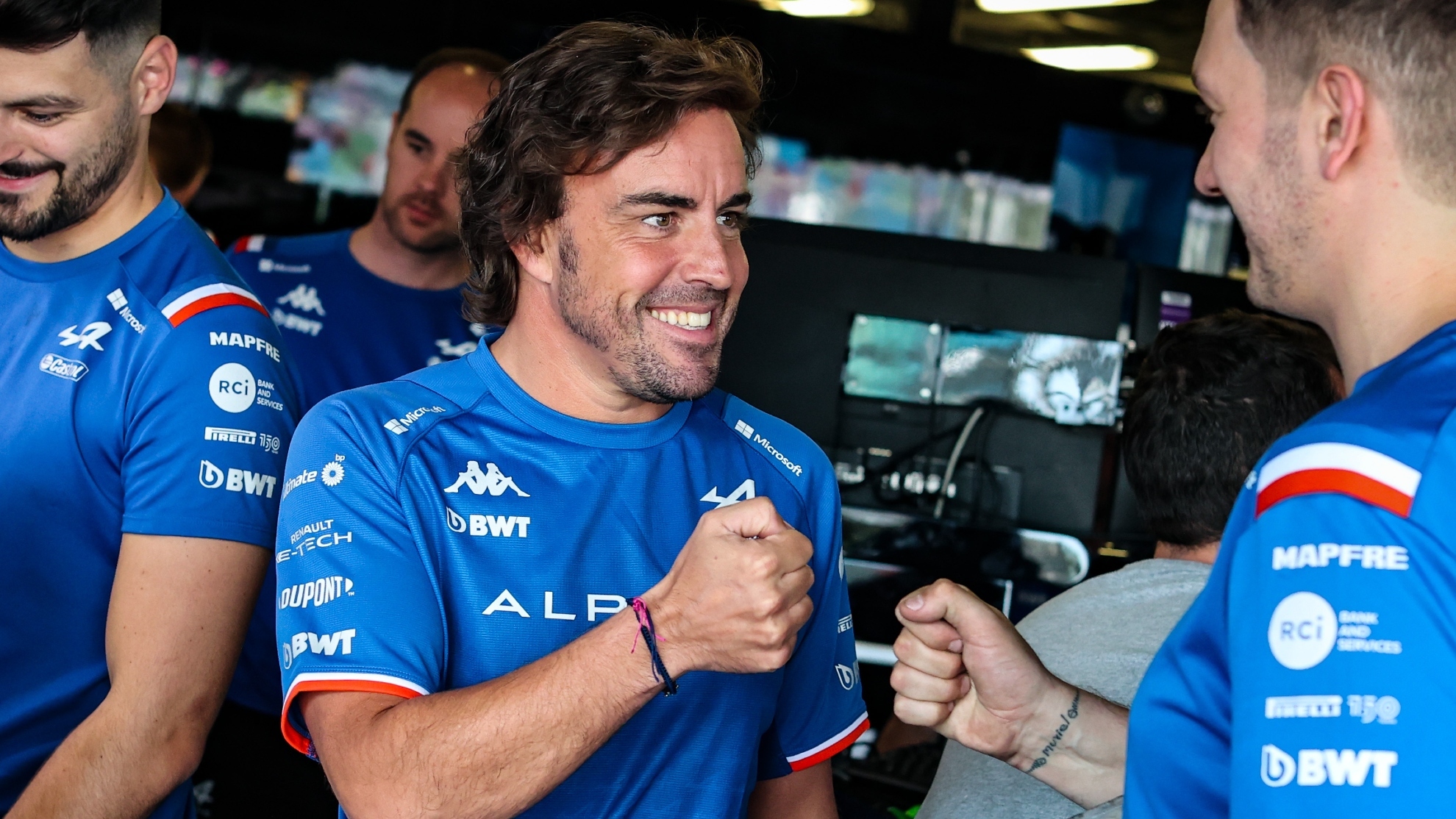 Alonso se muestra efusivo con un miembro de su equipo.