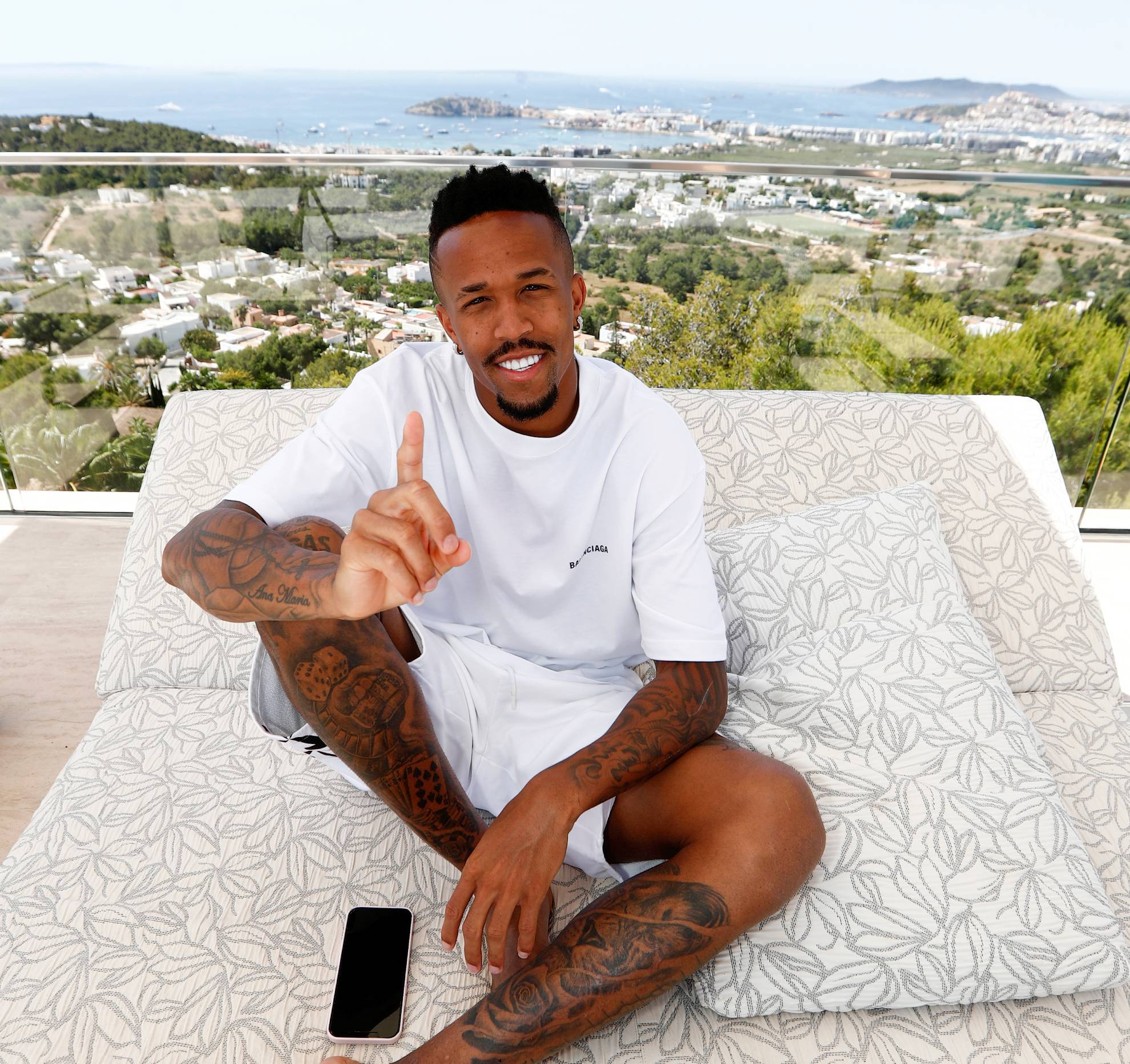 Militao, relaxed, poses for MARCA.