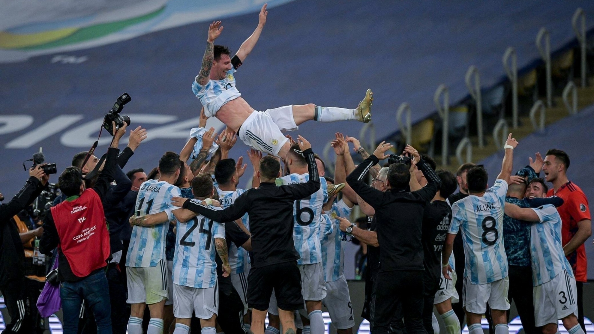 Los compañeros de Messi lo lanzan al aire tras ganar a Brasil la final de la Copa América.