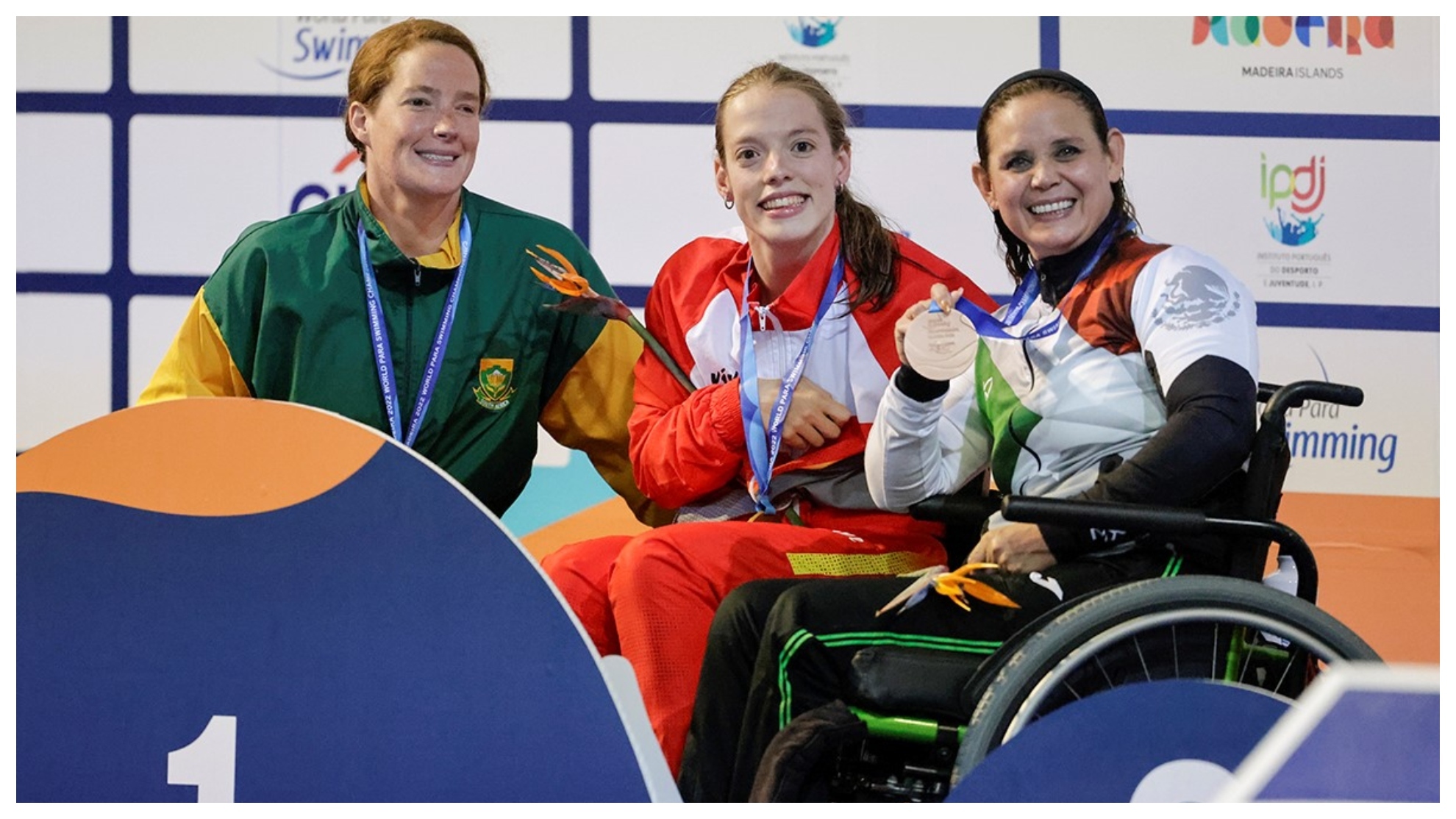 Marta Fernández, en el centro, con su medalla de oro en 150 estilos S4 en el Campeonato del Mundo de Natación Paralímpica Madeira.