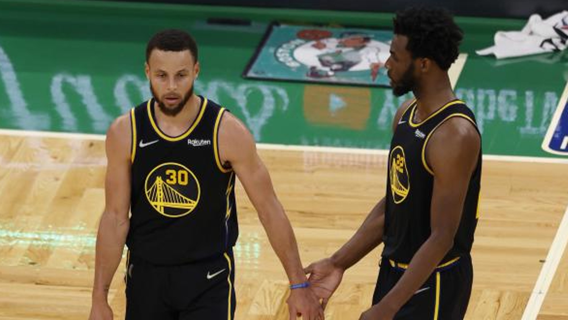Curry y Wiggins se saludan durante uno de los partidos de las Finales celebrado en el Garden de Boston.