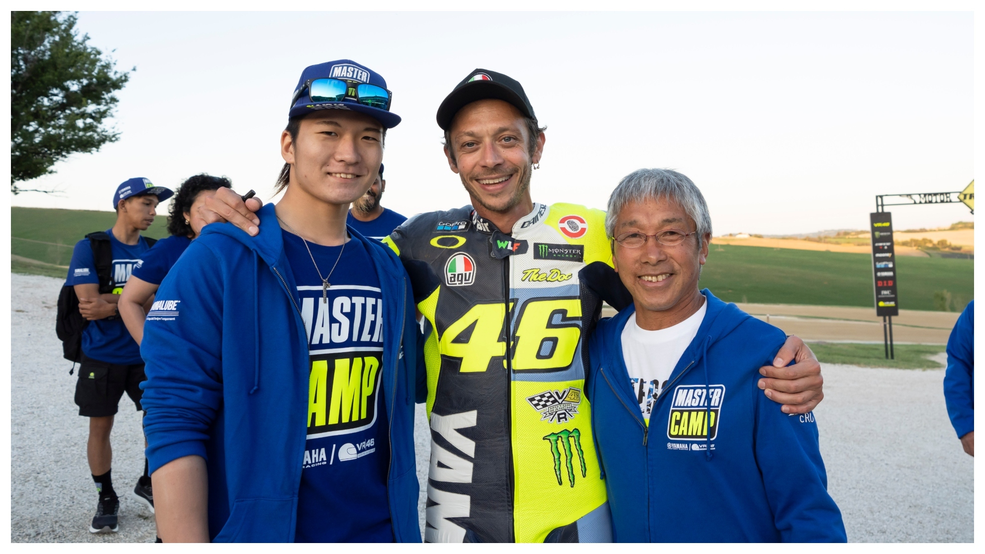 Maiki Abe, Valentino Rossi y un responsable de Yamaha, en el Ranch.