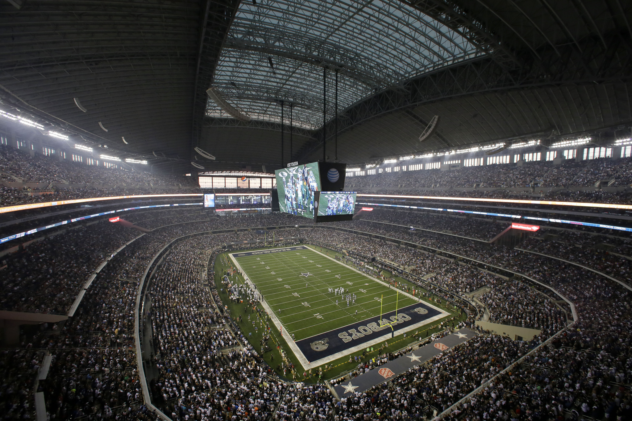 Los fanáticos observan el comienzo de un partido de fútbol americano de la NFL dentro del estadio AT&T entre los New York Giants y los Dallas Cowboys.
