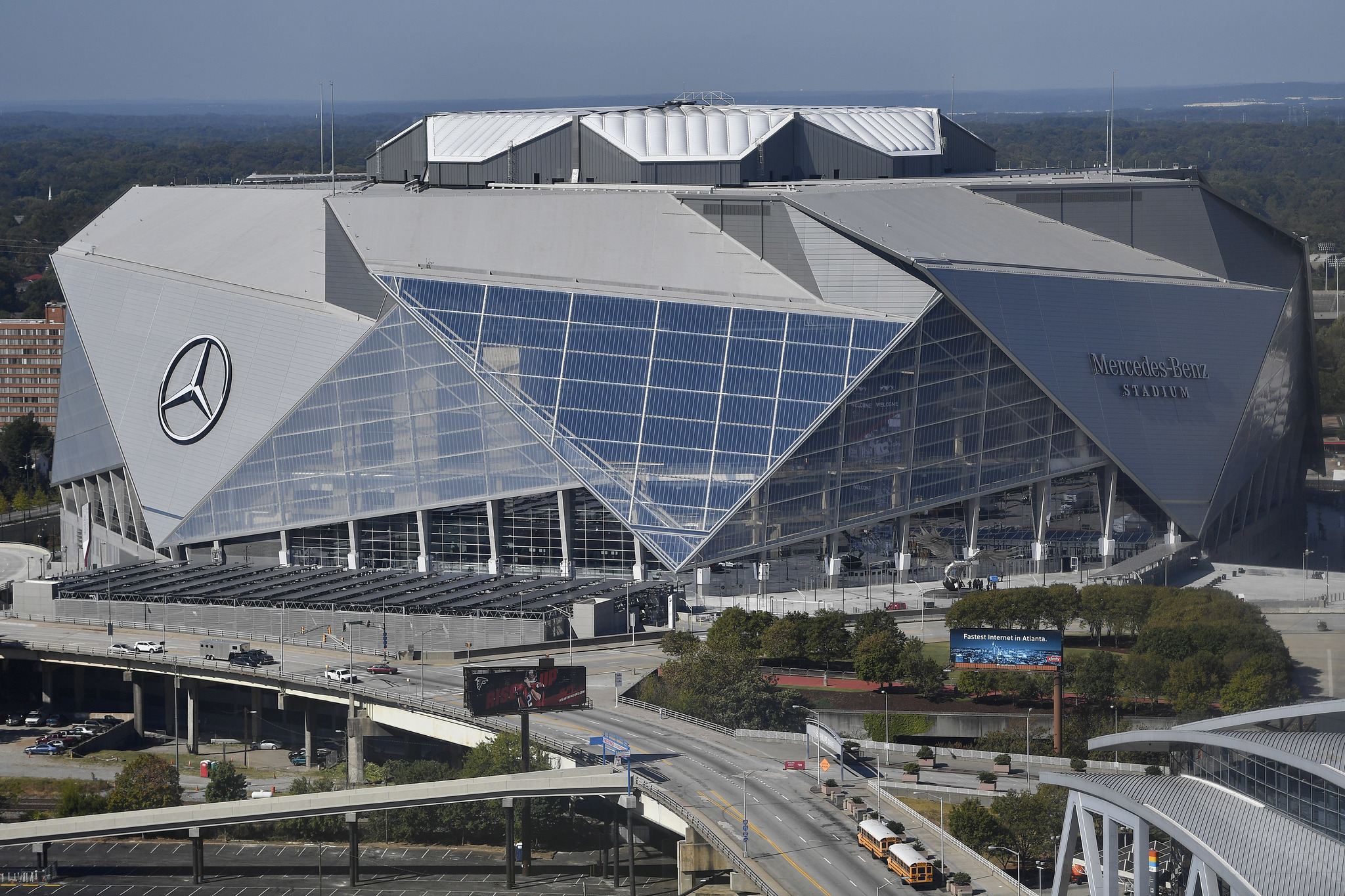 Hogar del fútbol de la NFL Atlanta Falcons y del equipo de fútbol de la MLS, Atlanta United, el estadio Mercedes-Benz.
