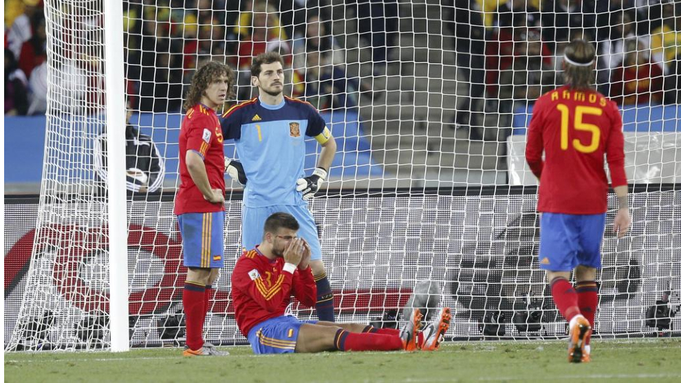Puyol, Casillas, Pique y Ramos, tras el gol de Suiza en el Mundial de Sudáfrica.