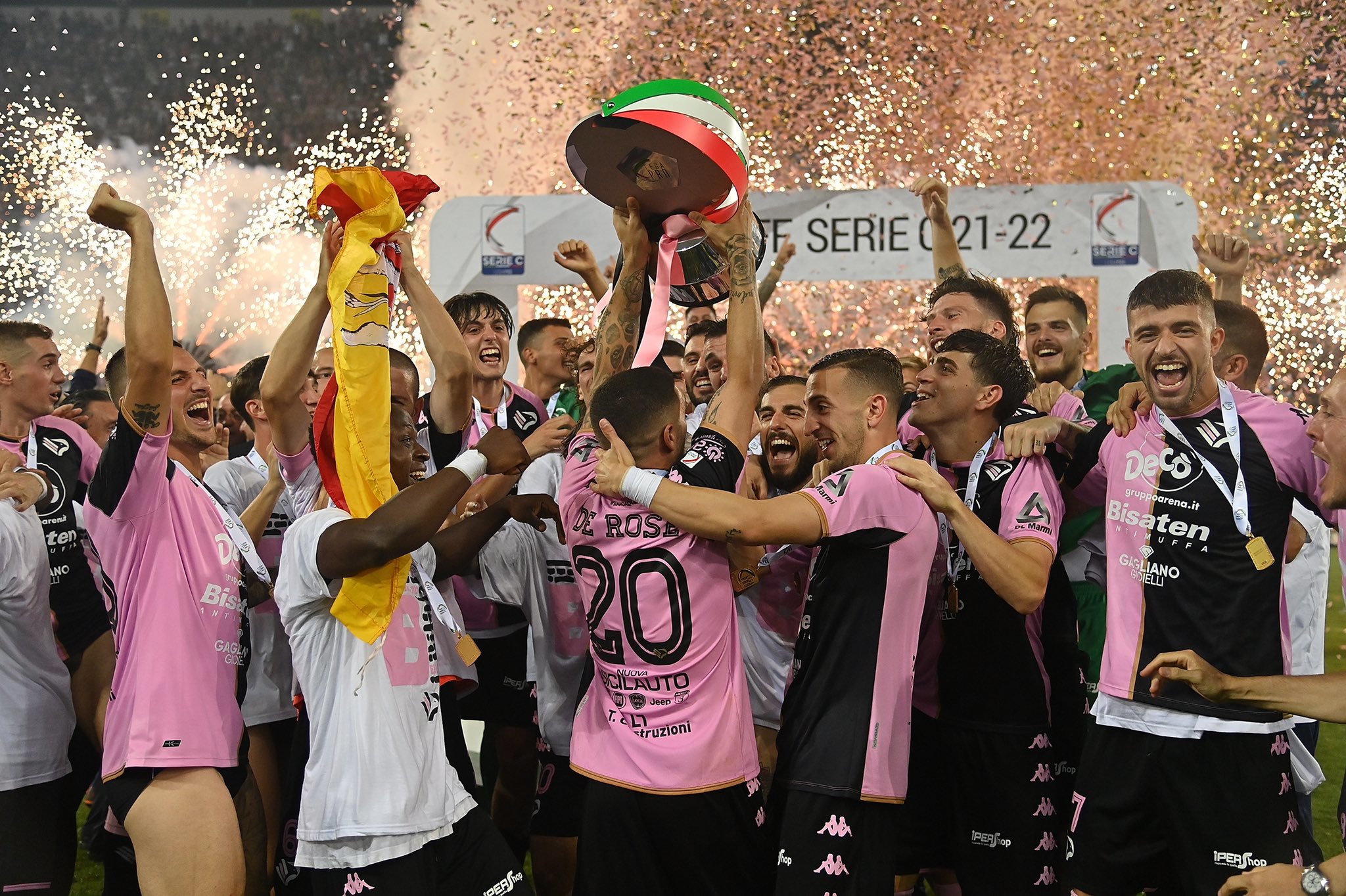 I giocatori del Palermo festeggiano la promozione.