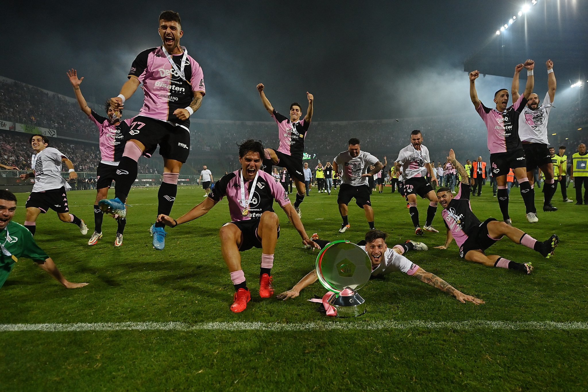 I giocatori del Palermo festeggiano la promozione al Barbera.