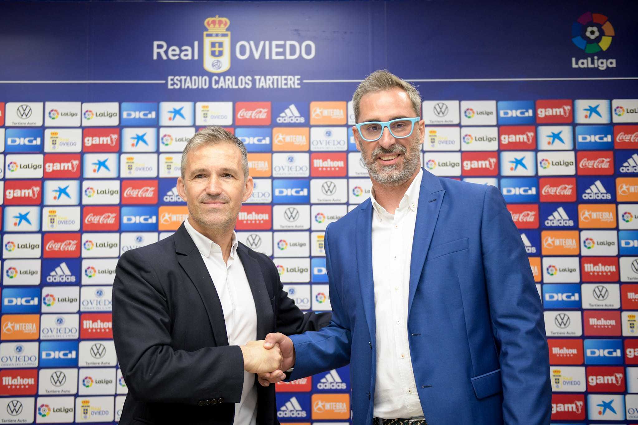 Tito Blanco saluda a Bolo durante su presentación como nuevo entrenador del Real Oviedo
