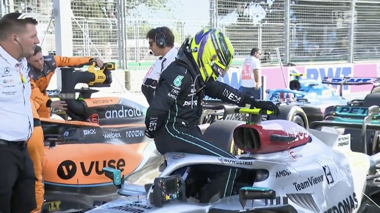 Hamilton se baja dolorido del coche tras la carrera de Bakú