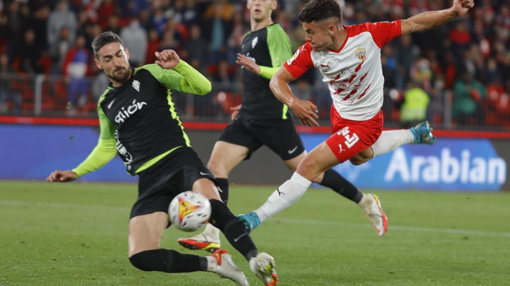 Borja López lucha con  Curro Sánchez para hacerse con el balón durante un Almería-Sporting.