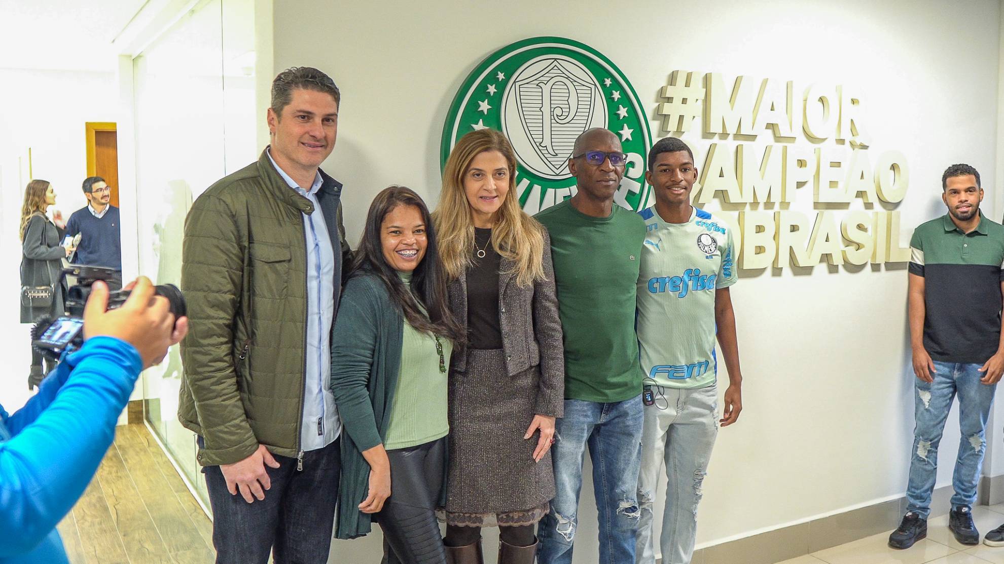 Luis Guilherme, con su representante, Nick Arcury, su familia y la presidenta de Palmeiras.
