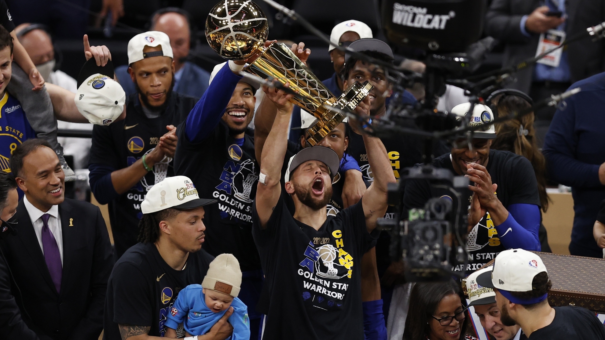 Curry levantando su séptimo campeonato de la NBA