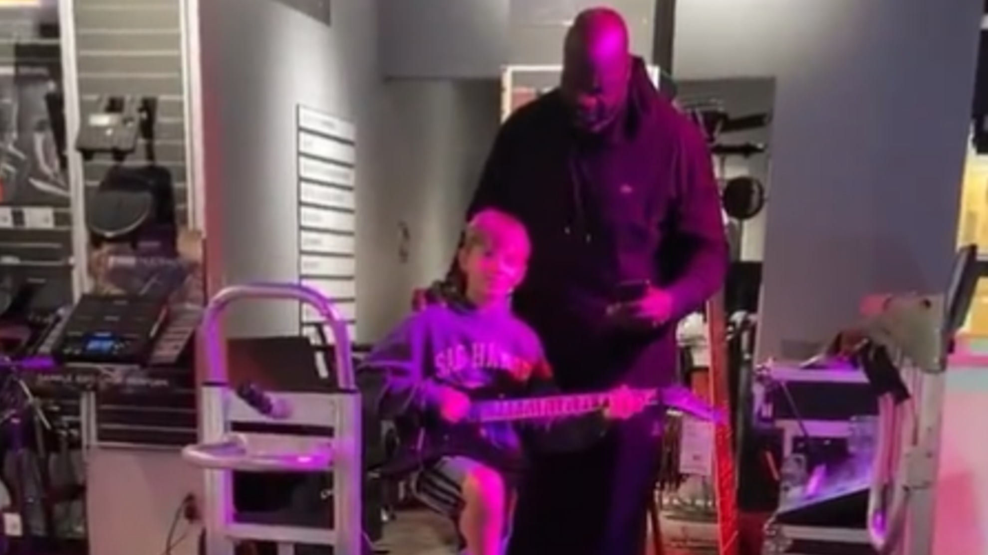 Shaquille O'Neal regala guitarra a un niño a cambio de hacer un dueto.