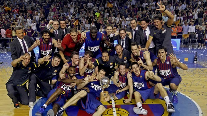 Los jugadores del Barcelona celebran la consecución del título de la ACB de 2012.