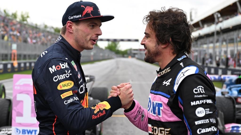 Alonso y Verstappen se felicitan tras la Clasificación.