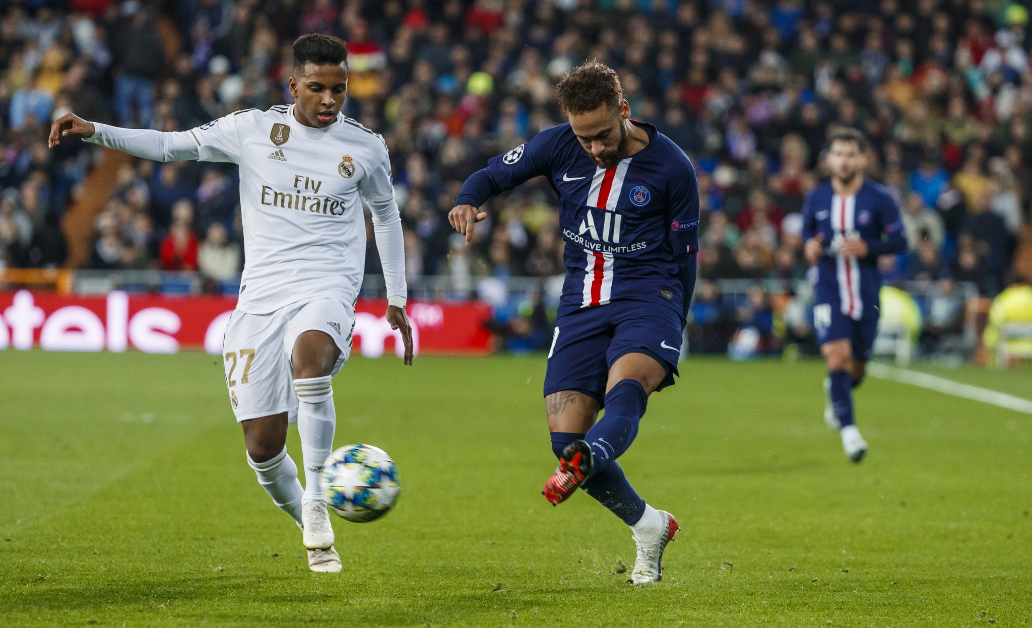 Neymar realiza un centro ante la presión de Rodrygo en un Real Madrid - PSG.