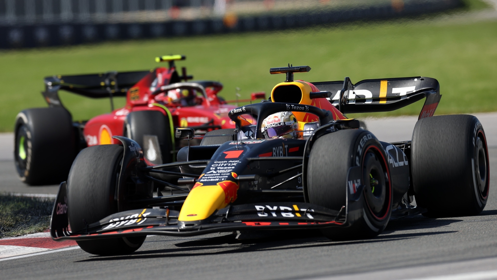 Verstappen, perseguido por Sainz en el GP de Canadá.