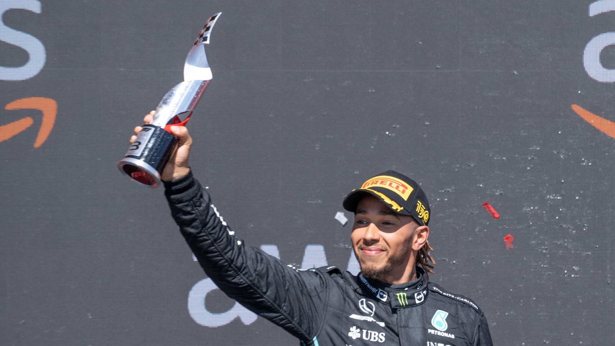 Hamilton celebrando el podio en Canadá
